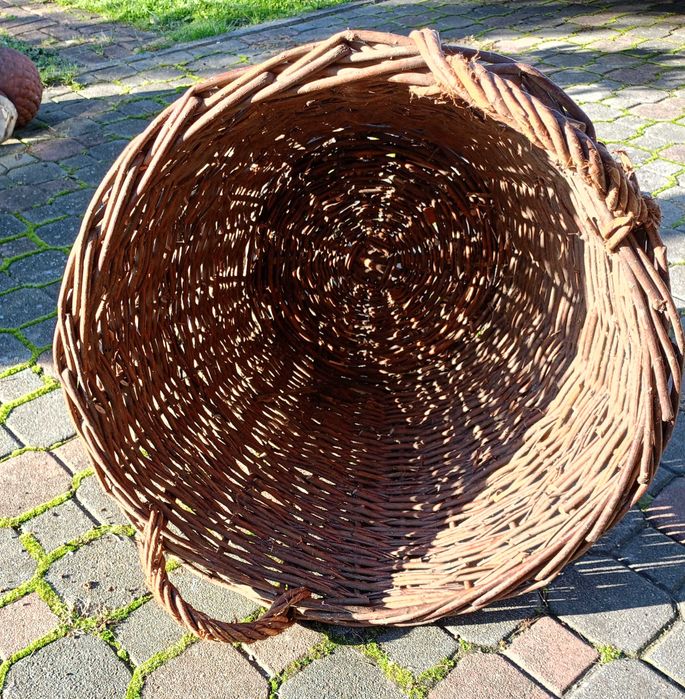 duży kosz wiklinowy używany