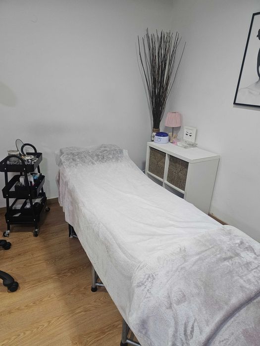 Aluguer de Marquesa e mesa para Técnica de Pestanas e Manicure