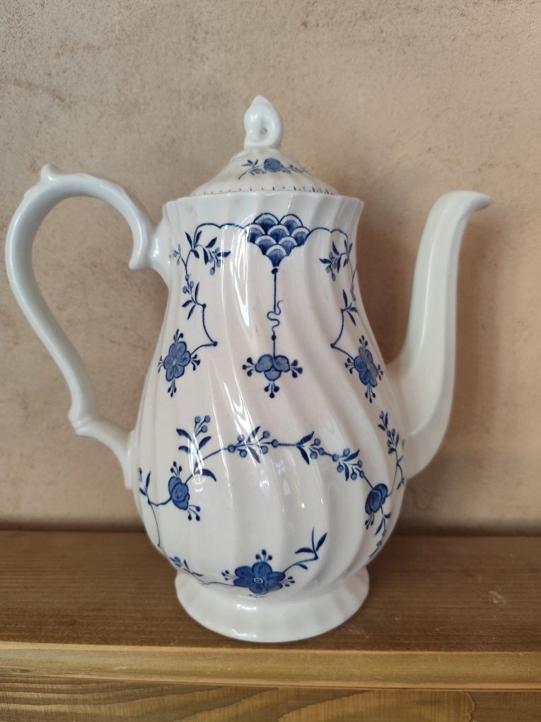Dzbanek porcelanowy z przykrywką wysokość 24 cm