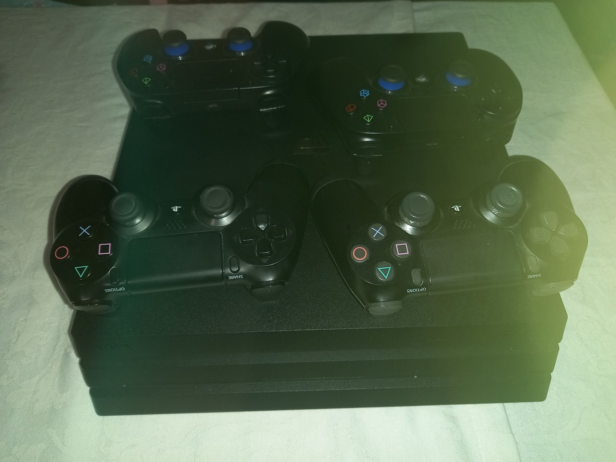 PS4 1T com quatro comandos