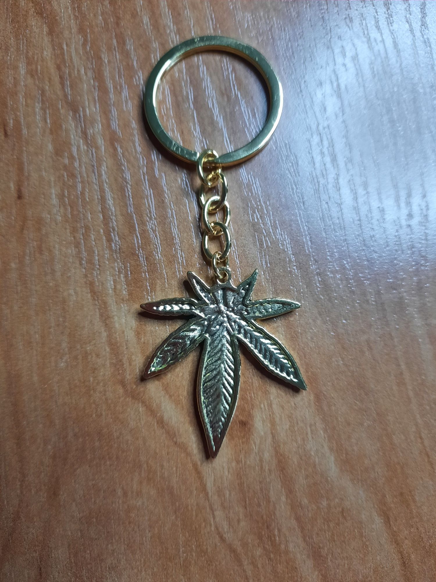 (X8) Breloczek metalowy  listek konopi