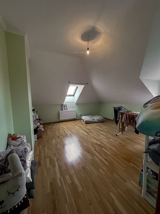 Продаж будинку з ремонтом. Центр. Велика ділянка. Озеро поруч.