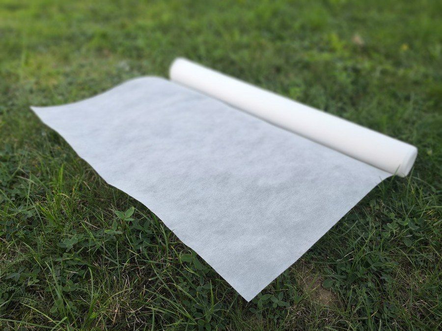 Біле агроволокно — захист розсади від заморозків і сильного вітру.

за