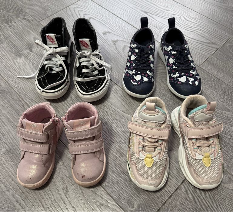 Кеди, кросівки, сандалі для дівчаток.