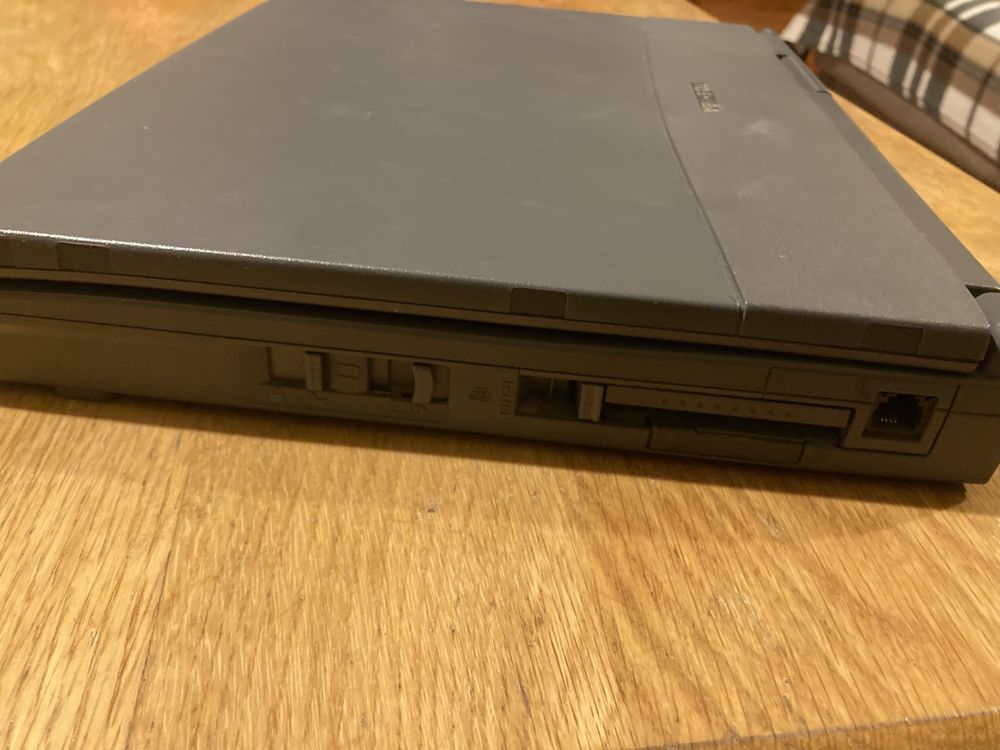 Вінтажний ноутбук Toshiba Tecra 8000