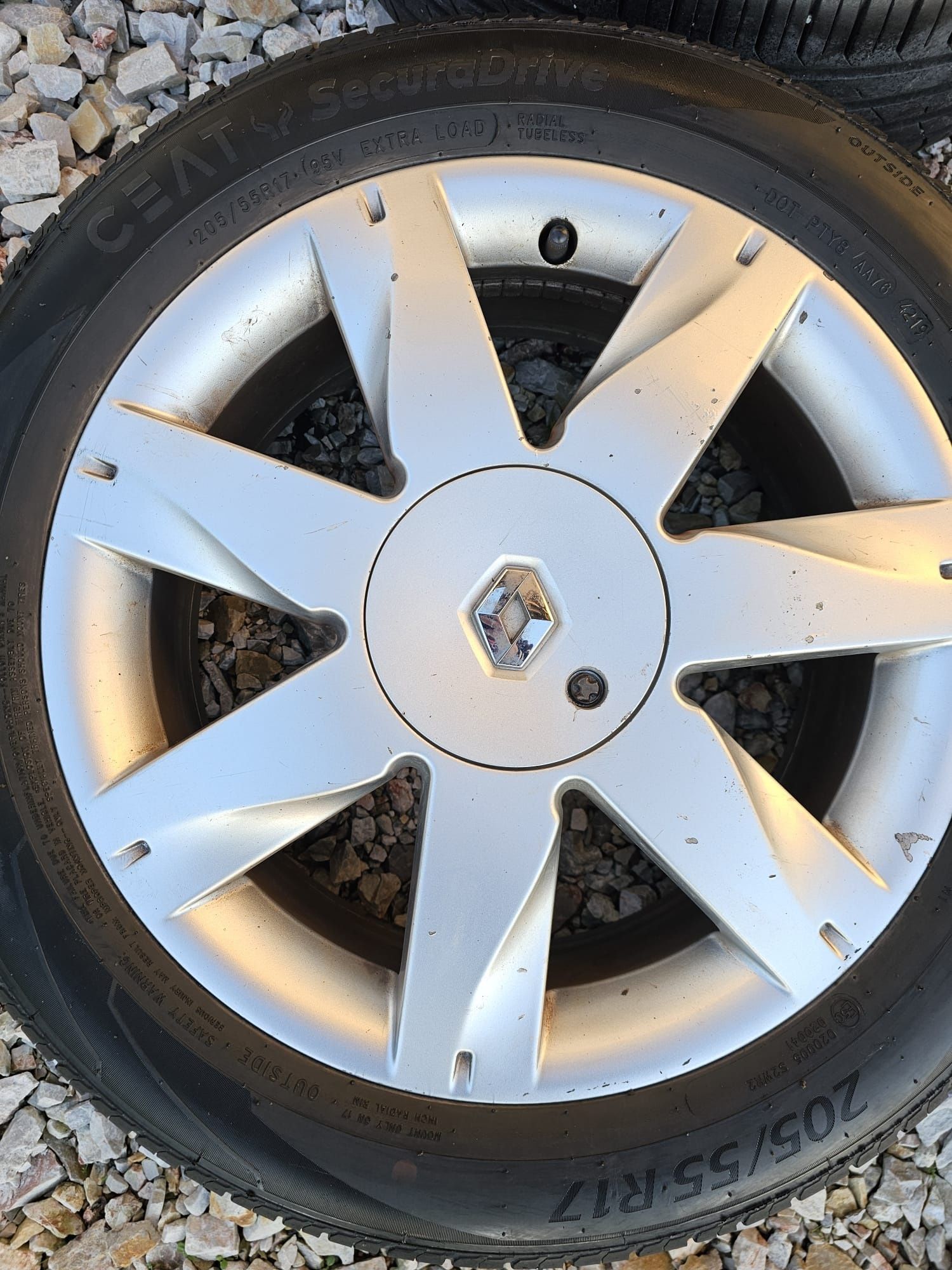 Felgi Renault aluminiowe 17 cali z oponami
