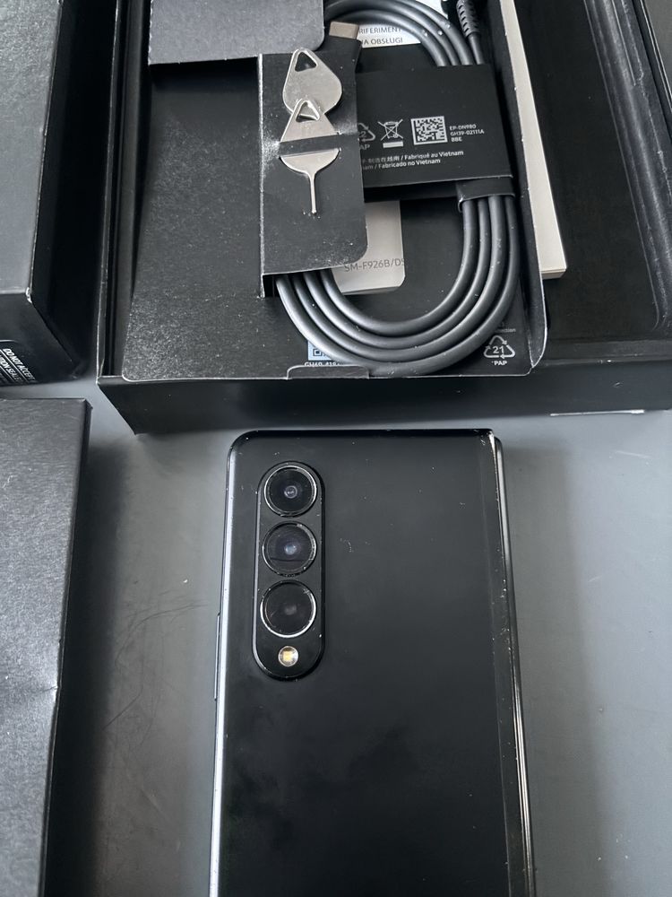 Samsung galaxy Z Fold 3  5 G