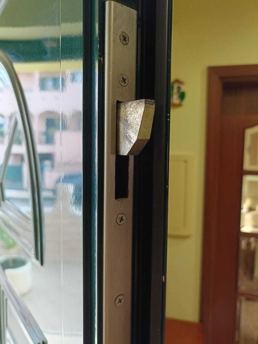 Porta de aluminio de casa como nova