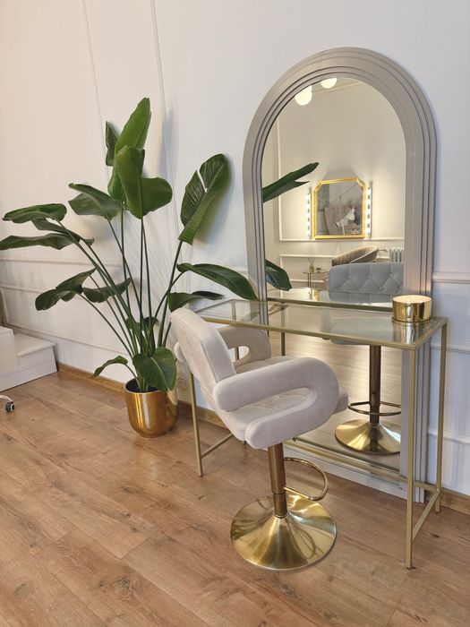 Stanowisko do przedłużania włosow, stylizacji fryzur oraz rzęs i brwi.