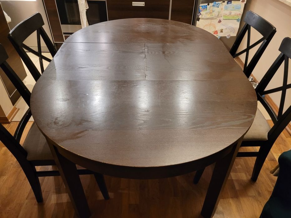 Rozkładany okrągły stół z krzesłami