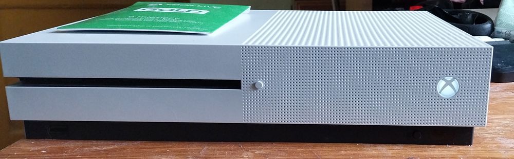Xbox One S + Pad +  xbox live Gold 6msc+2gry