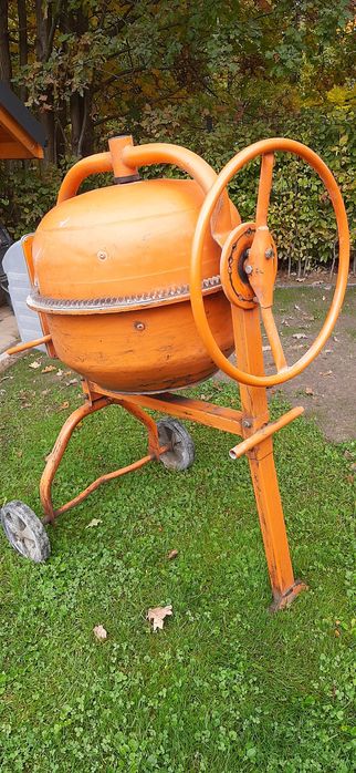 Używana betoniarka 125 o mocy 700 wat