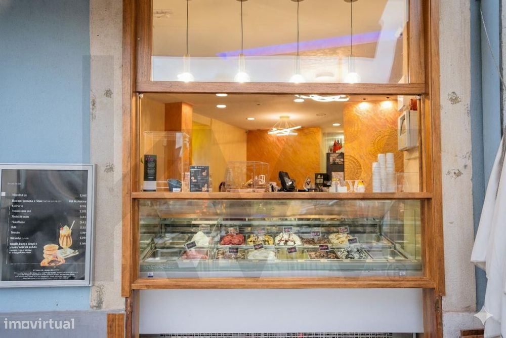 Gelataria com decoração de luxo e licença de esplanada aprovada