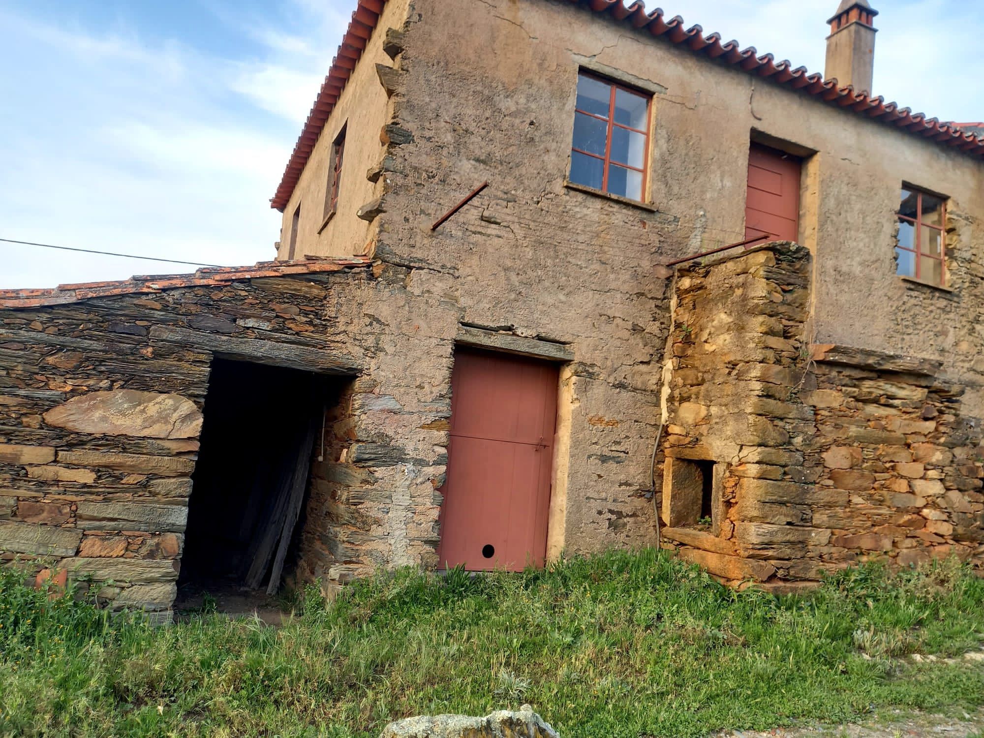 Casa de R/C e 1° Andar em xisto