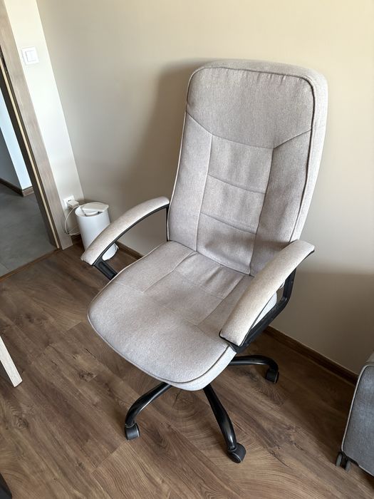krzesło biurowe – szare, regulowane, na kółkach