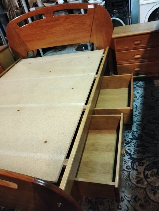 Cama de casal com 2 mesinhas