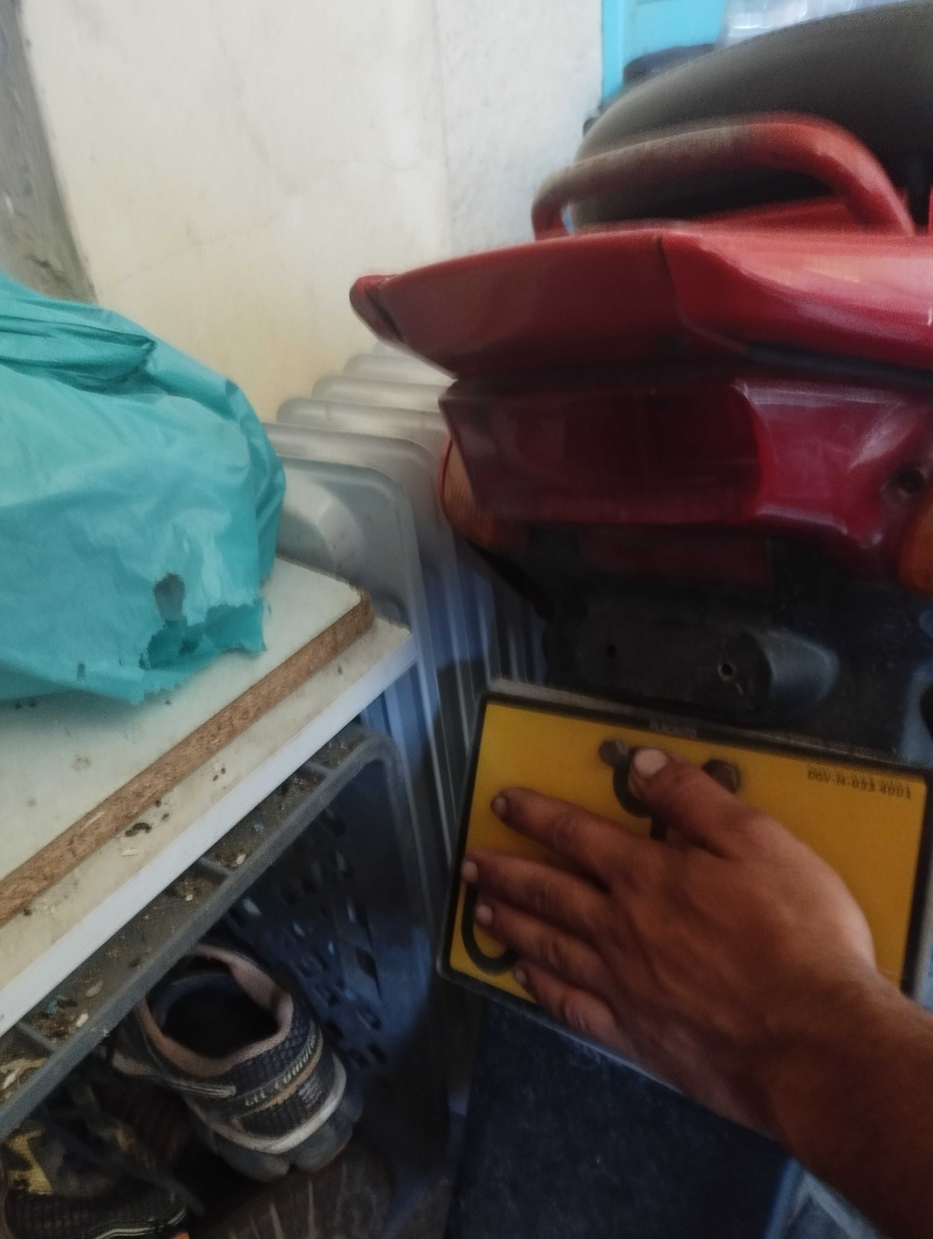 Duas motas uma gasolina e o outro elétrica com baterias novas