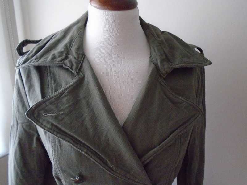 Casaco gabardine estilo militar verde seco