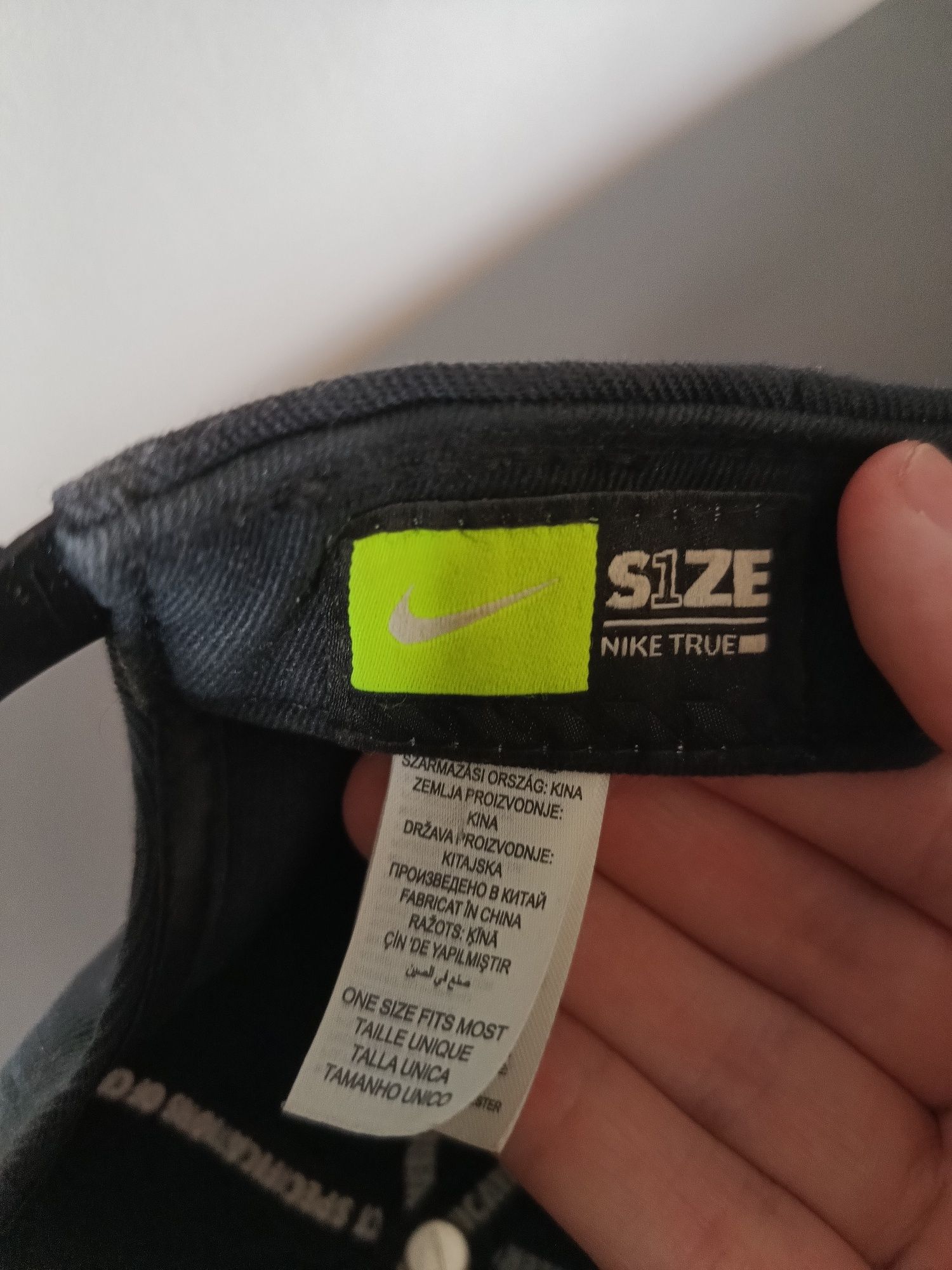 Czarna czapka z prostym daszkiem Nike True Size