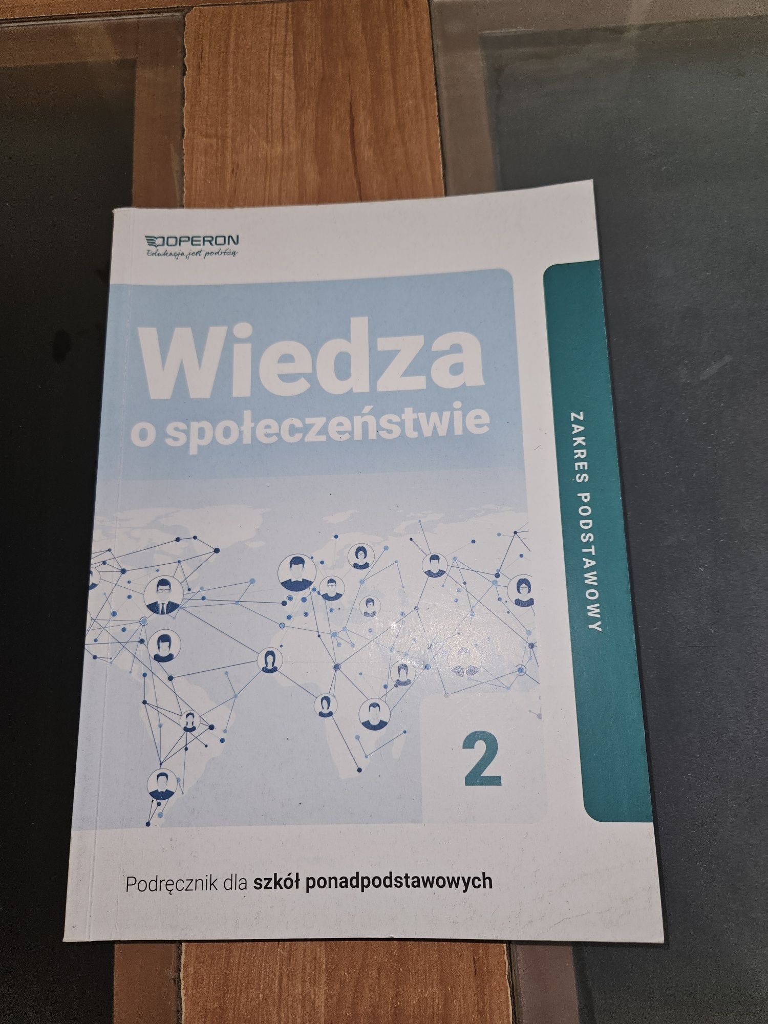 Książka wiedza o społeczeństwie do szkół ponadpodstawowych.