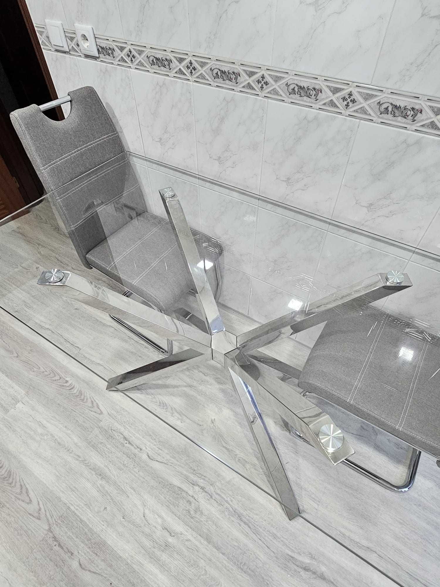 Conjunto de mesa e cadeiras