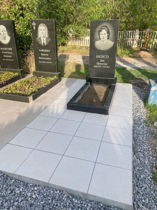Гранітні памʼятники