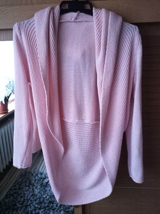 Różowy sweterek z kapturem