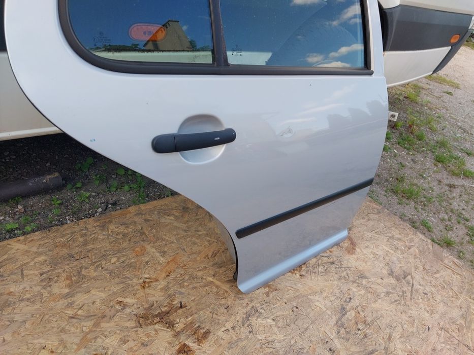 KOMPLETNE Drzwi tył Prawe Hatchback LB7Z VW Golf IV 4 srebrne