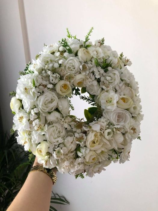 Wianek na drzwi białe sztuczne kwiaty - Średnica 28 cm NOWY