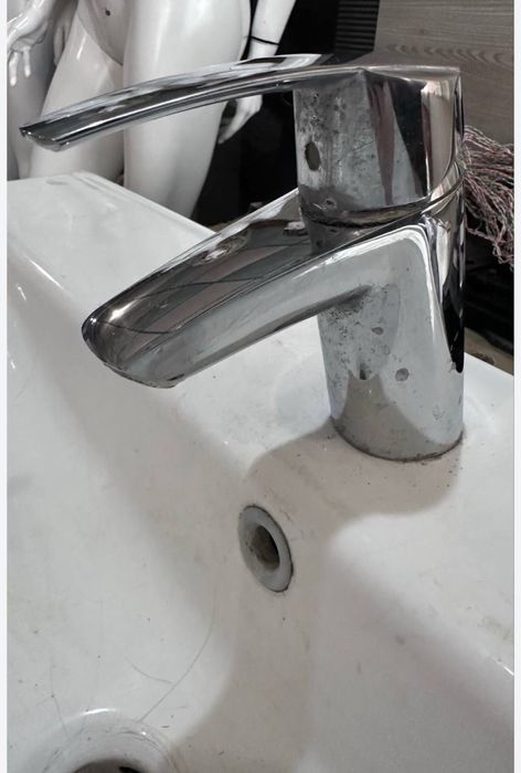 Умывальник с тумбой + смеситель (кран)