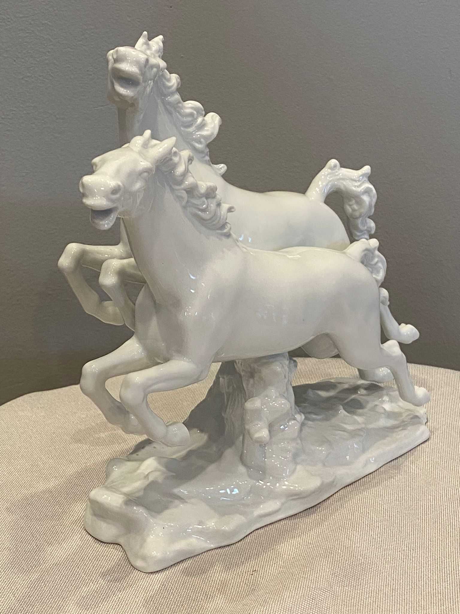 Duża figurka koni w galopie, porcelana Wallendorf Germany.