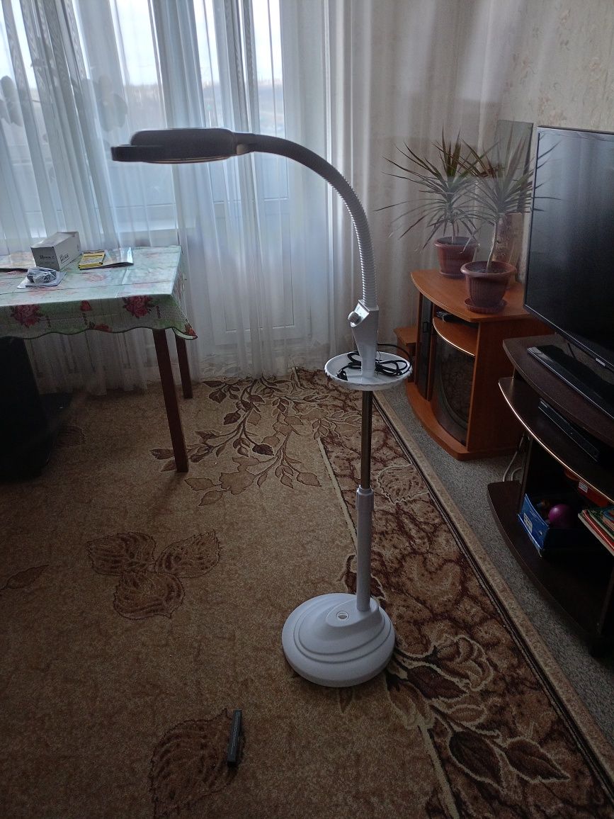 Лампа -лупа напольная с гибким штативом
