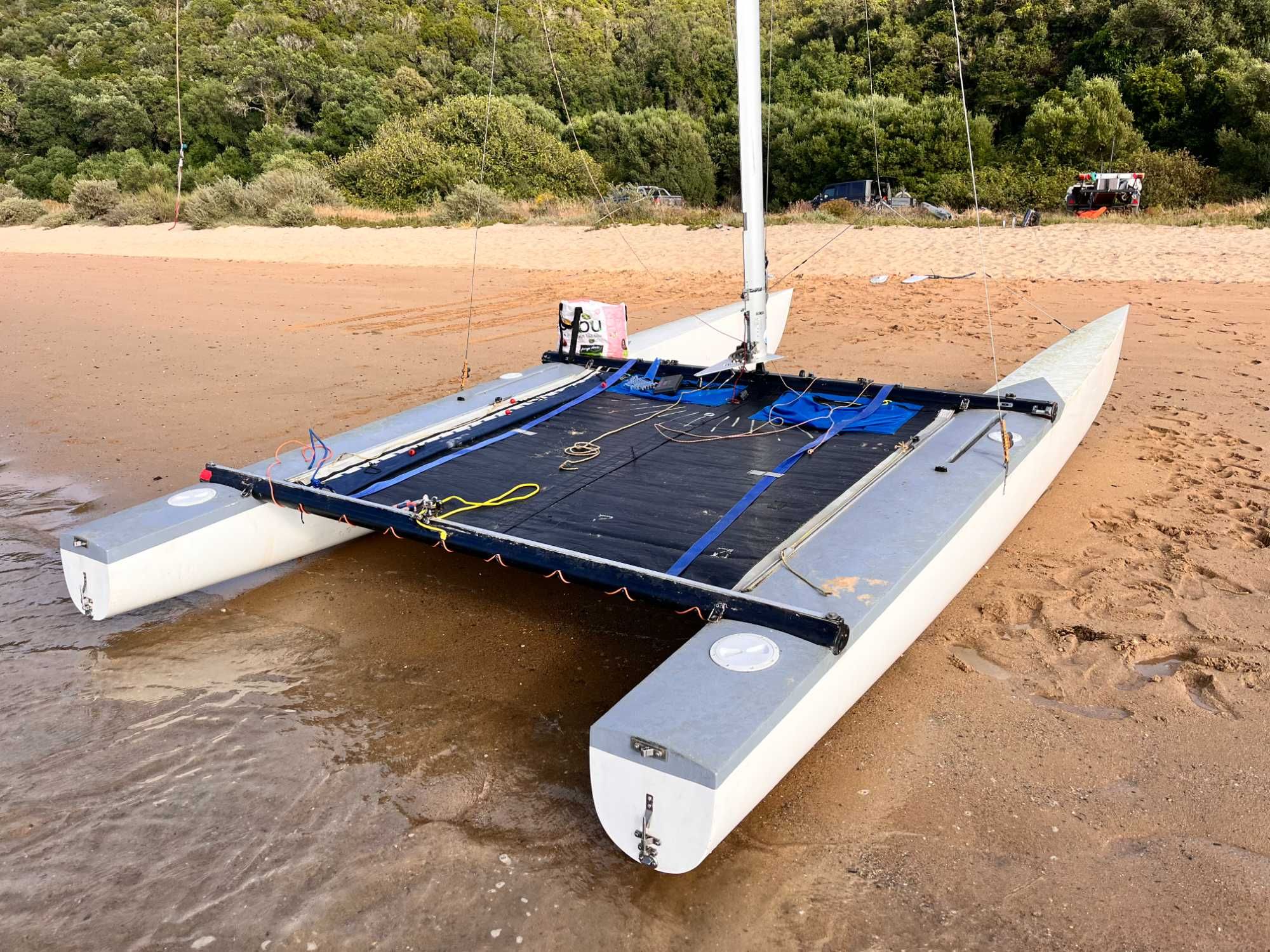 Tornado Catamarã Clássico à venda – com atrelado alemão top!