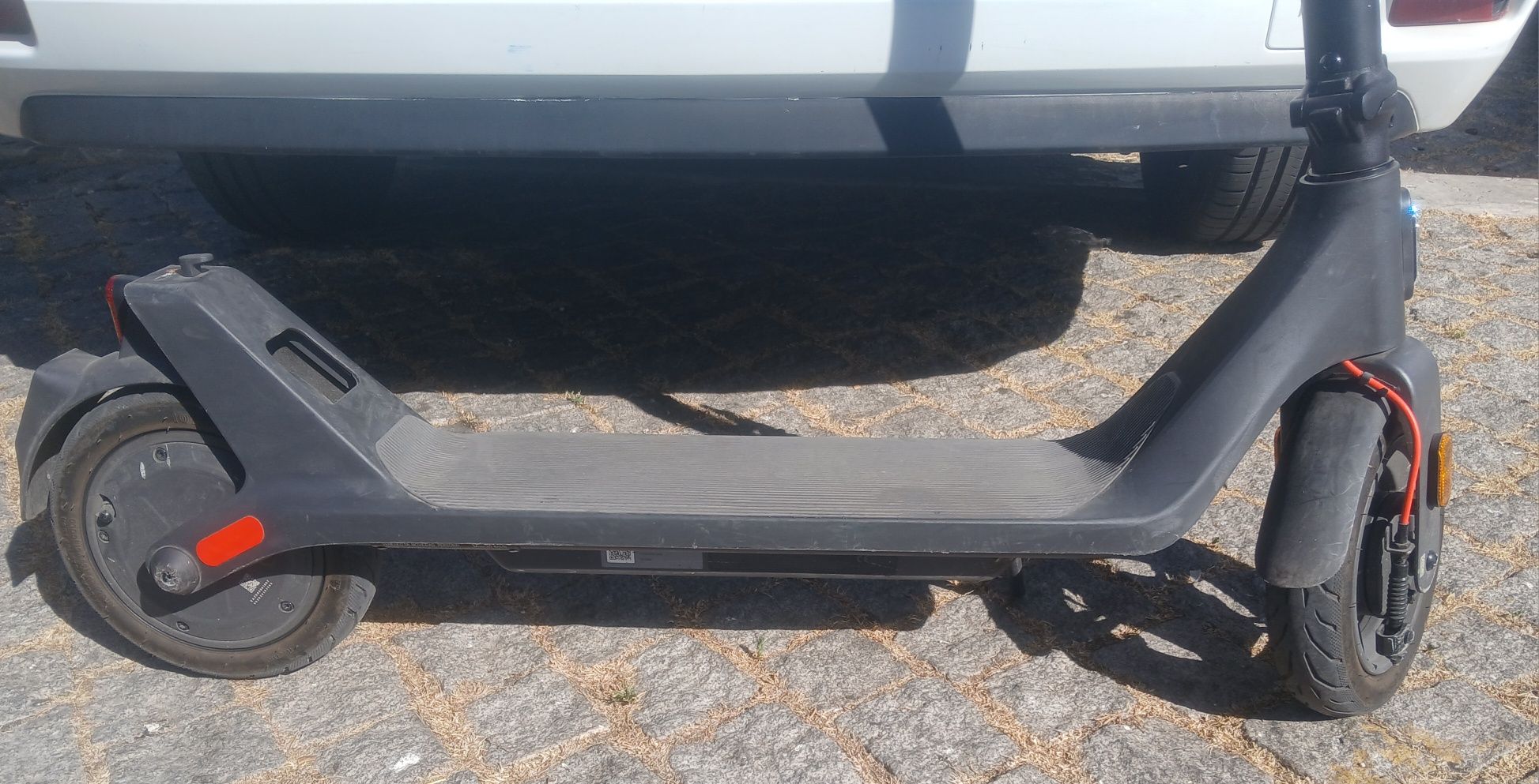Trotinete xiaomi eléctrica c/ carregador apenas tem 1 roda furada