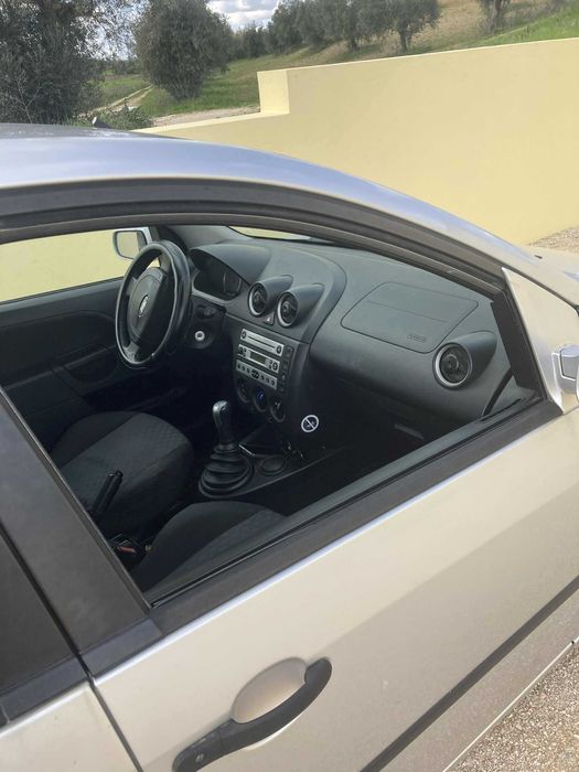 Excelente Ford Fiesta -2004