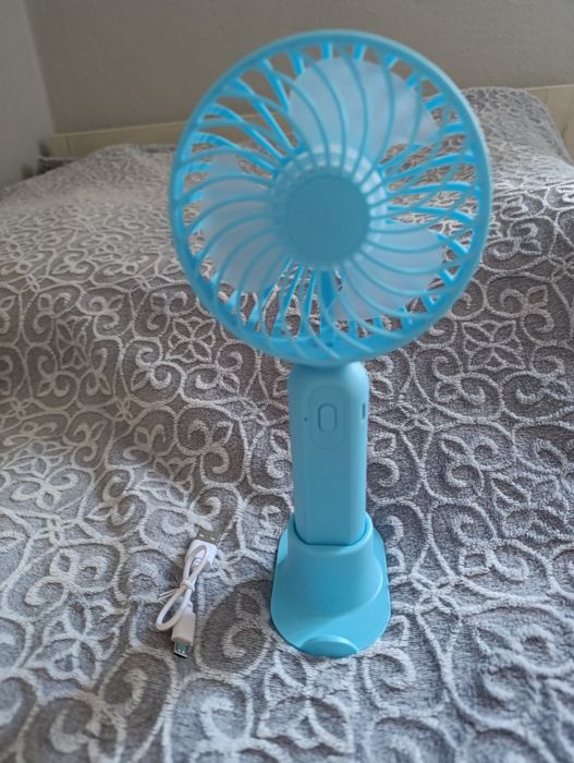 Wiatraczek stojący mały wentylator na upały