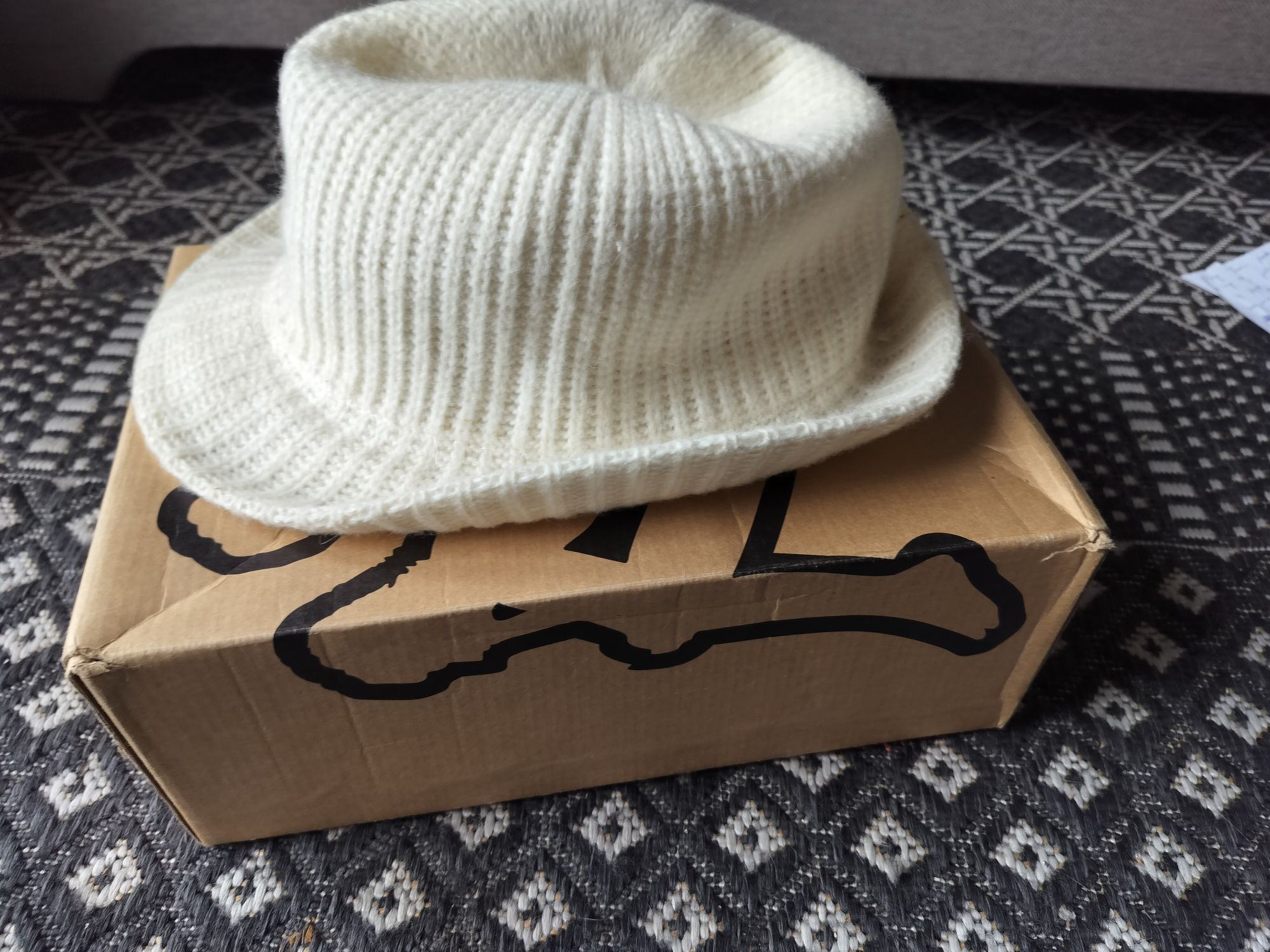 Oryginalny kapelusz biały kremowy jak sweter L