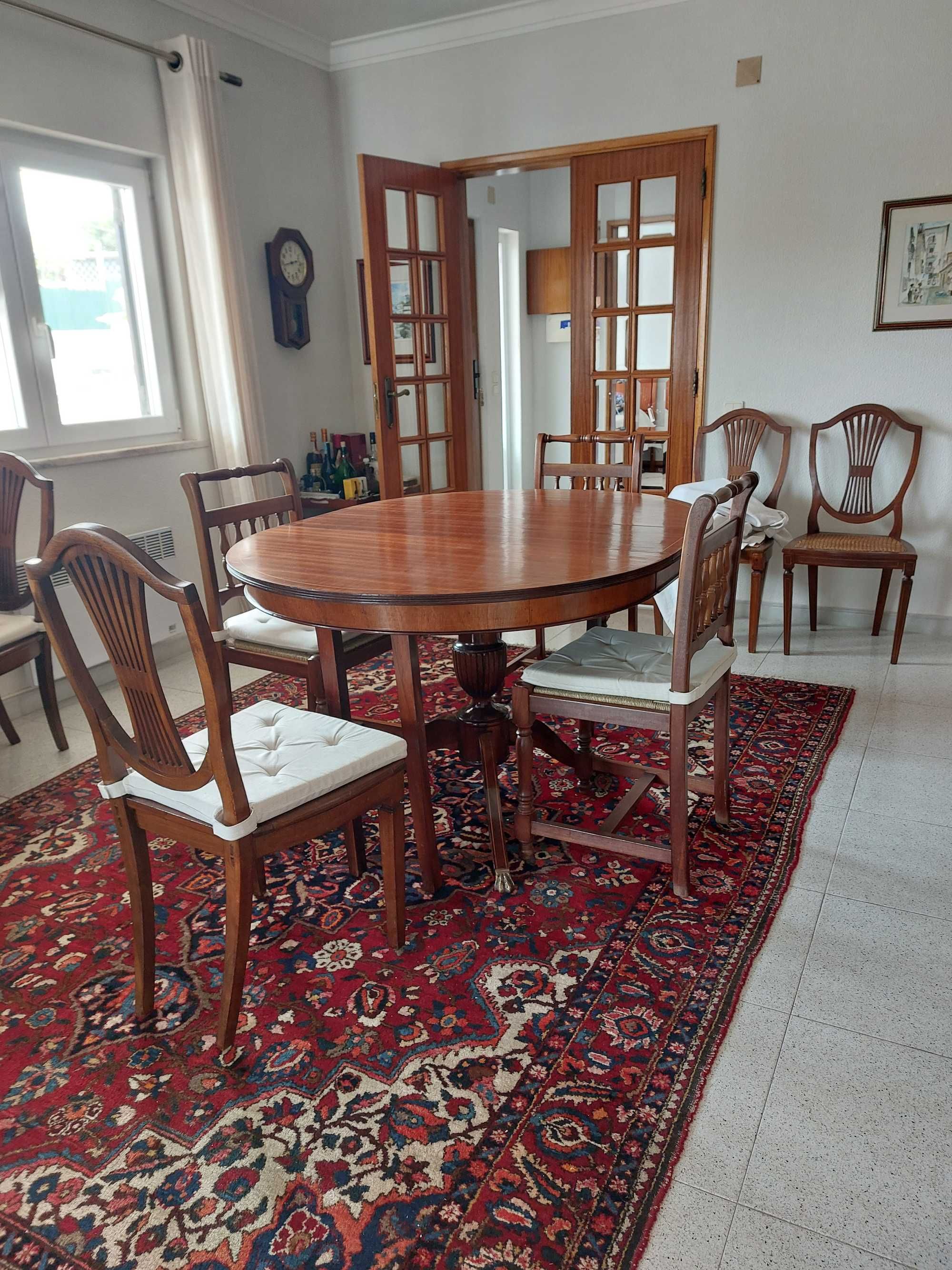 Mesa de jantar extensível em madeira