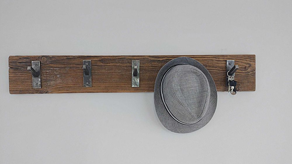 Wieszak loftowy z drewna i stali – industrialny design