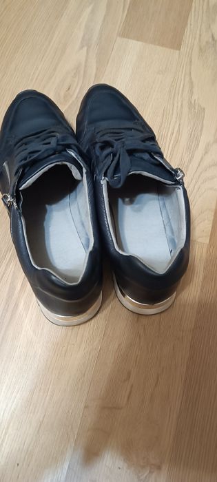 Продам кроссовки Caprice 42 размер,кожа