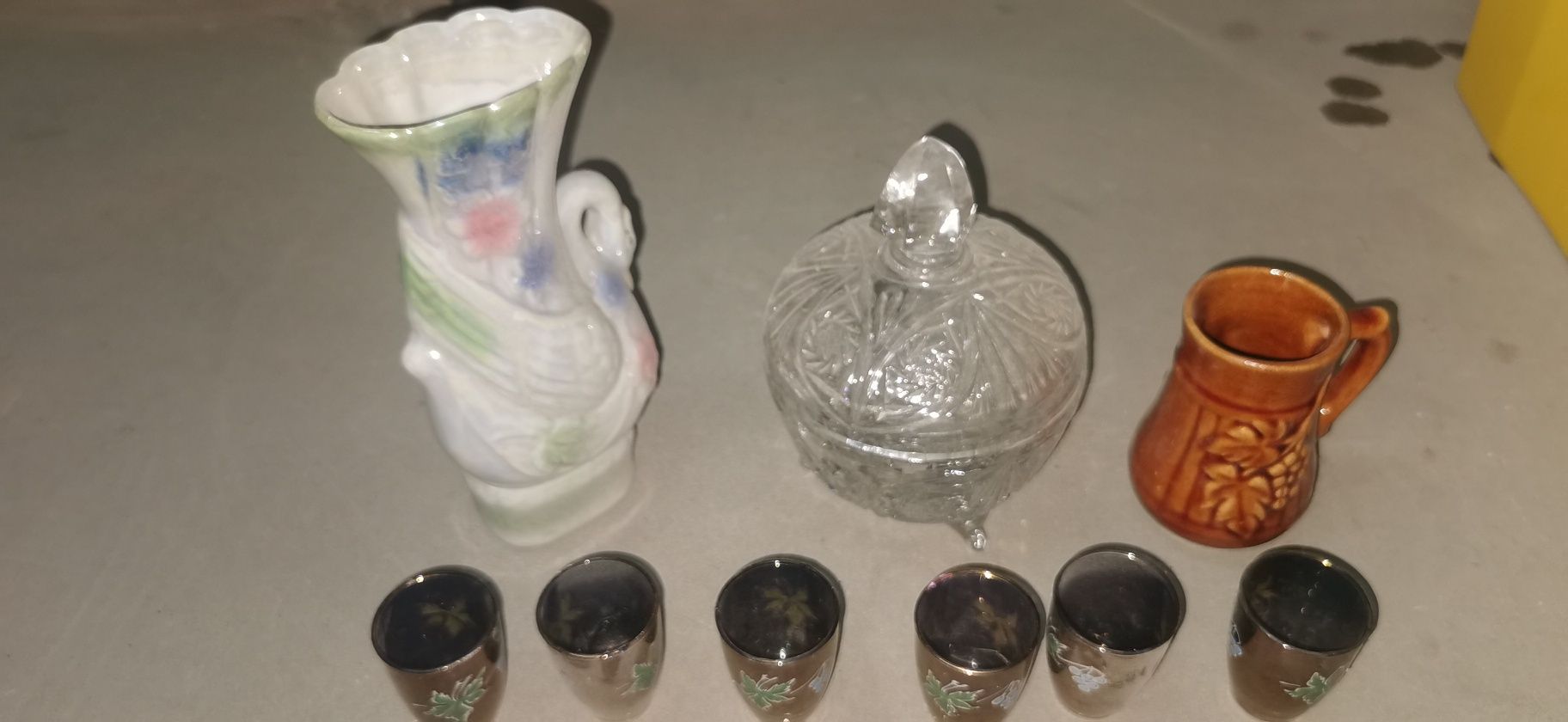 kryształ kieliszki PRL i wazon porcelana.