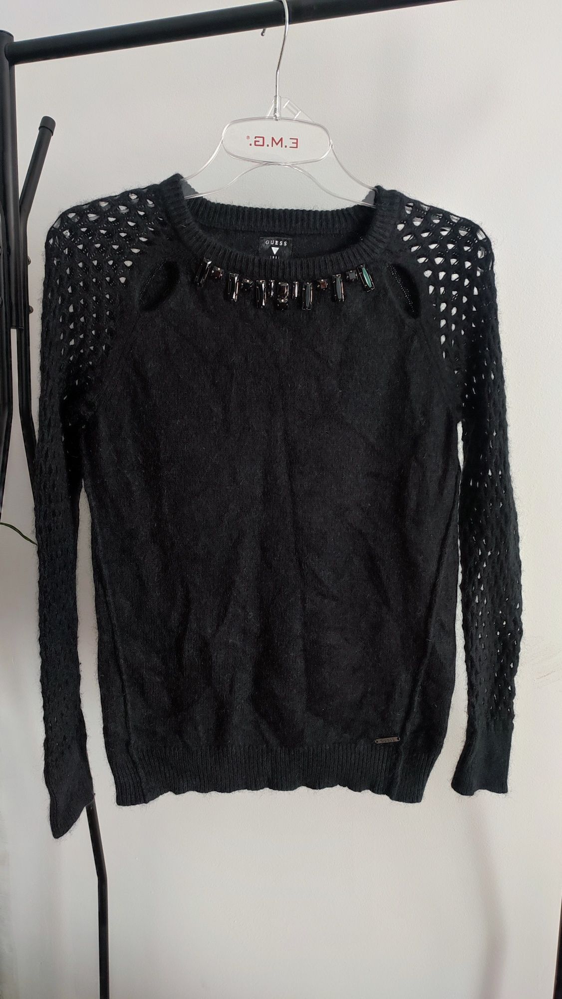 Wełniany sweter Guess S ażurowy czarny wool