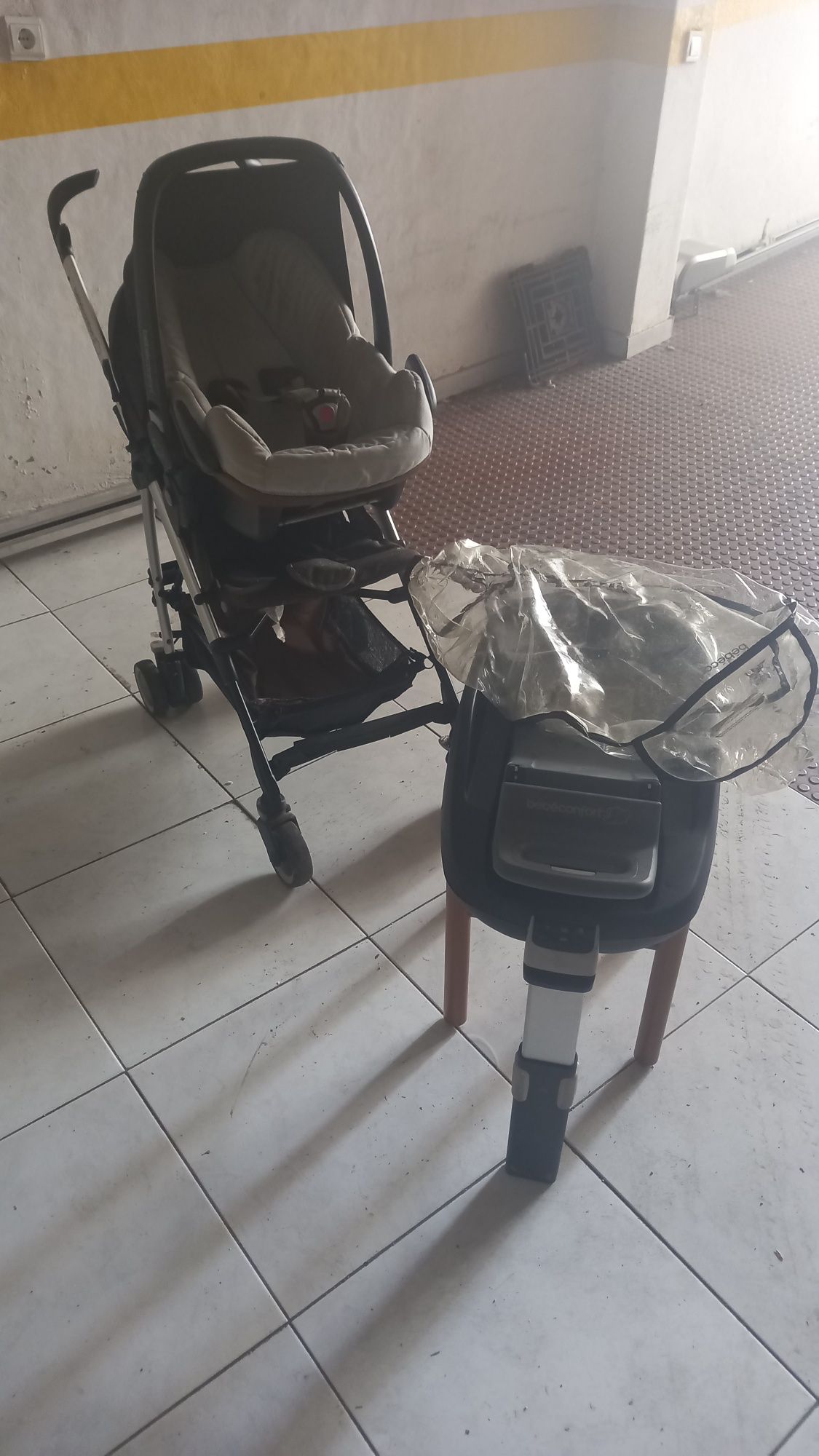 Conjunto carrinho com ovo e com isofix da Bebeconfort.