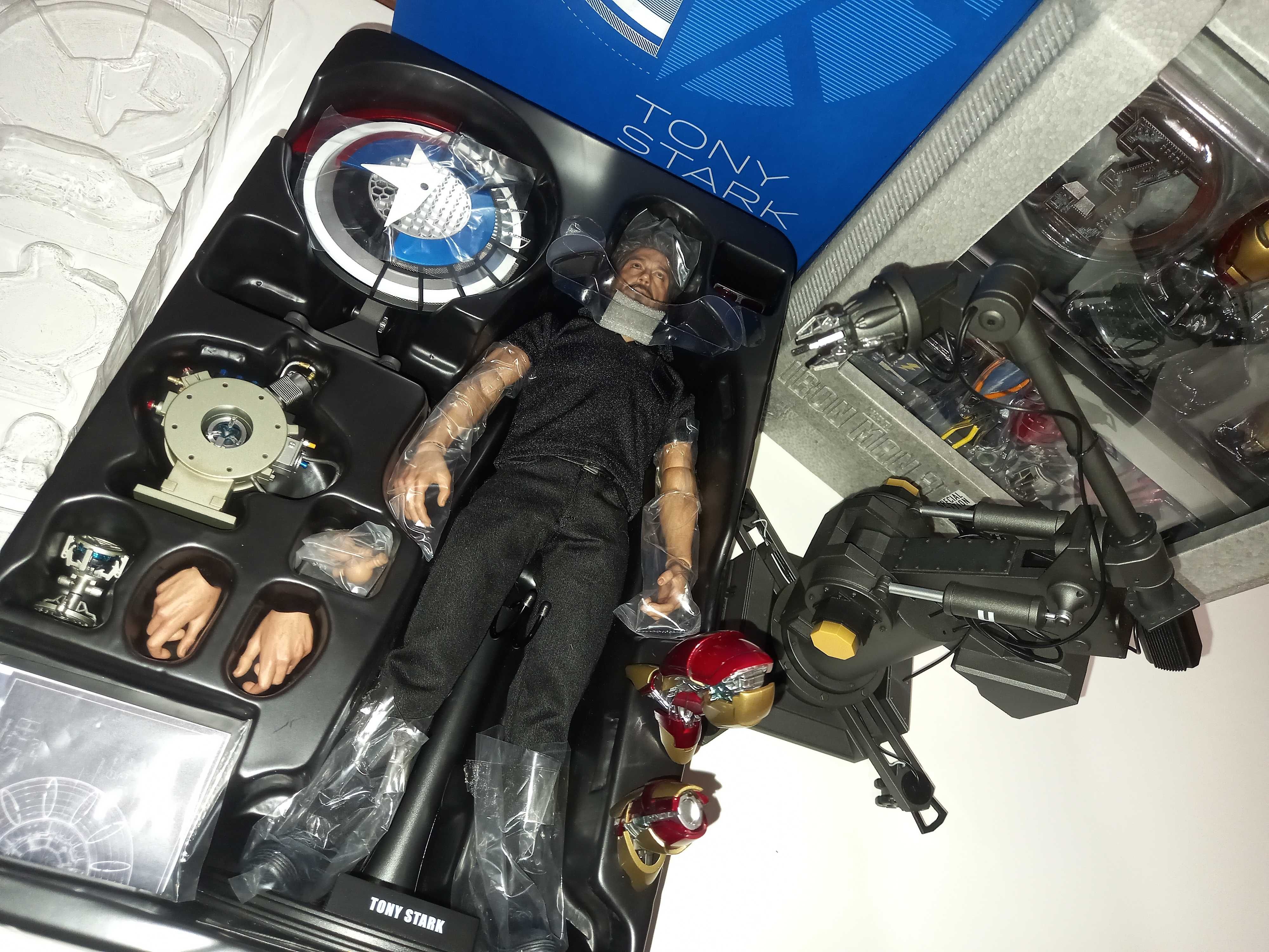 Фигурка Тони Старк + доп набор Hot Toys TONY STARK MMS273+ACS Iron Man