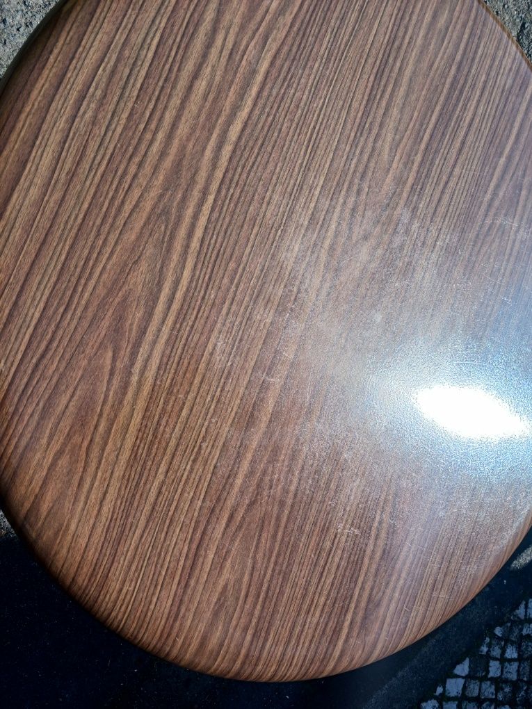 Mesa olaio com pés em ferro