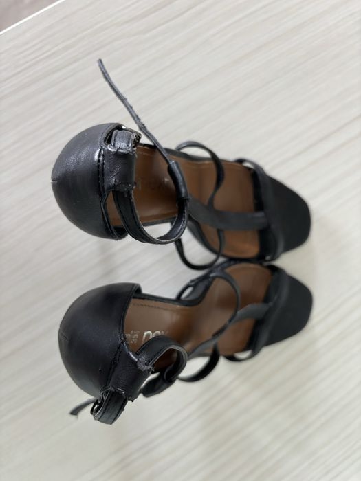 Босоніжки на каблуку