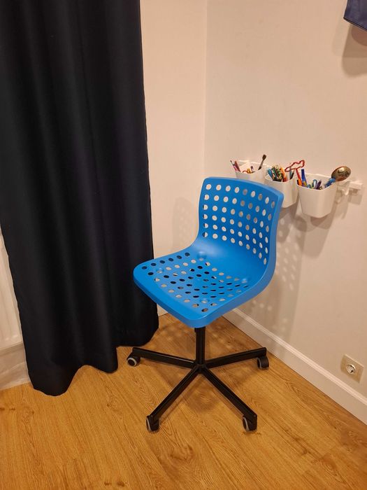 Стул на колесах синій