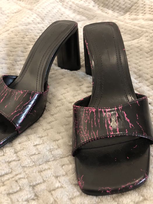 Sandálias pretas e rosa berska