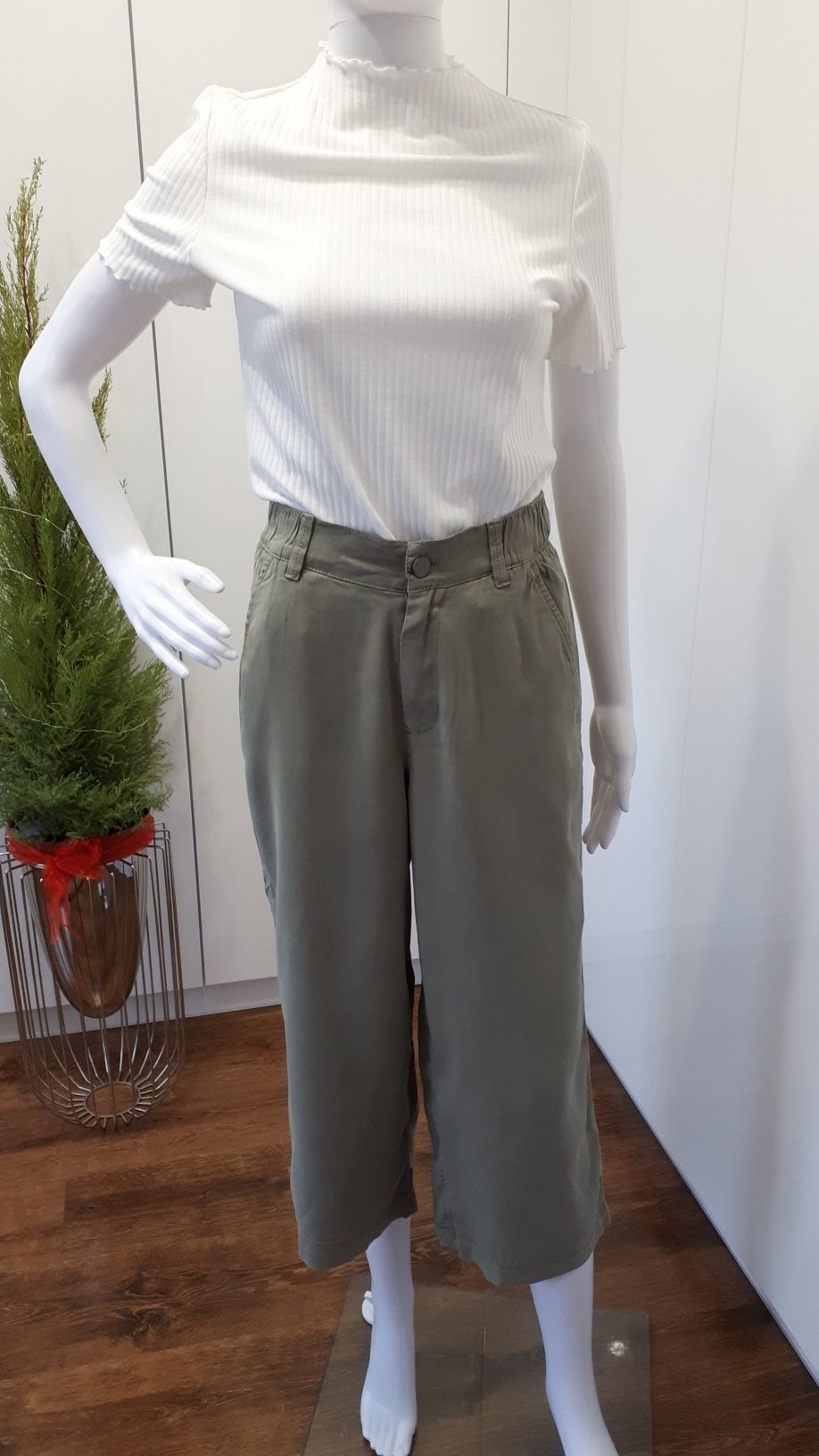 Spodnie damskie materiałowe khaki z szerokimi nogawkami XS