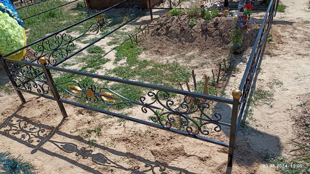 Оградка на кладбище столик лавочка